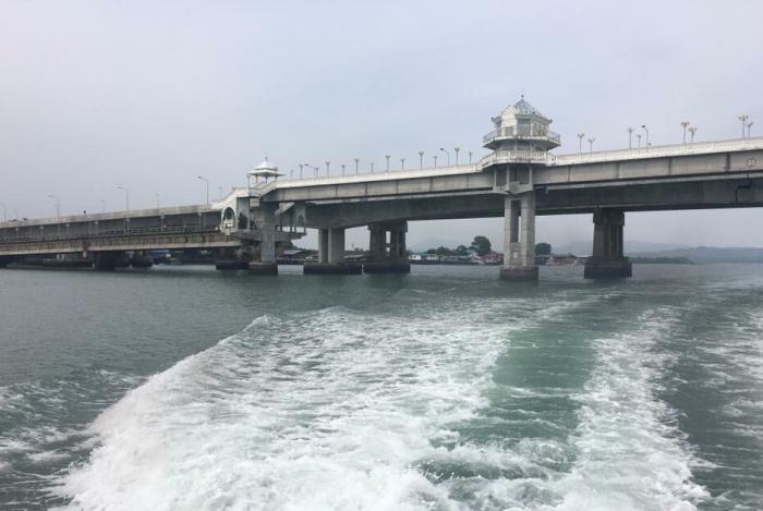 Man dies after jumping off Sarasin Bridge