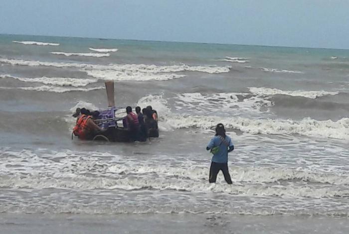 Boat operator rescued after fierce waves capsize longtail