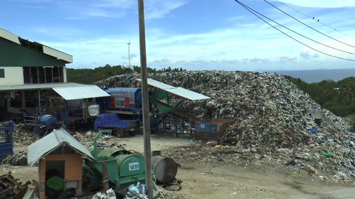 Tourists flee stinking trash on Koh Tao