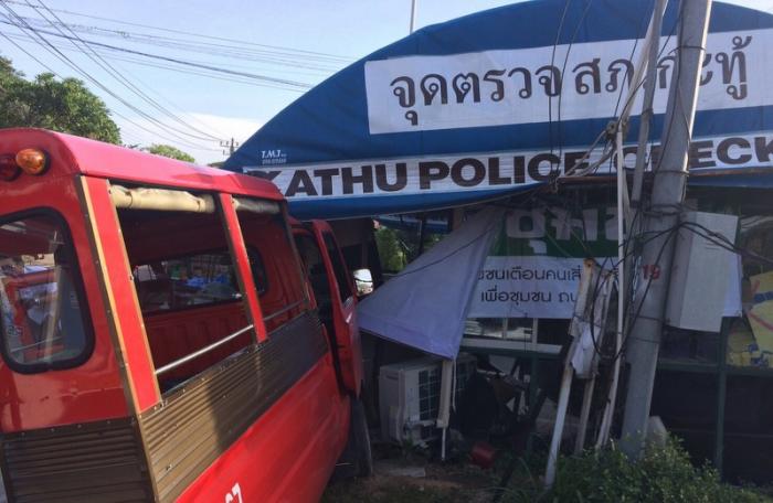 Phuket tuk-tuk driver injured after crashing into police box