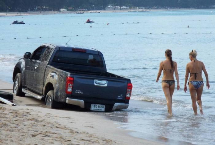 Pick-up stuck after drunk Phuket man drives onto beach