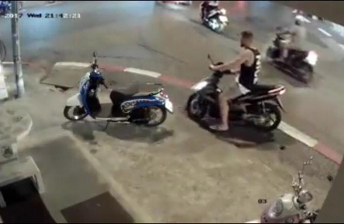 Foreigners caught stealing motorbike on CCTV