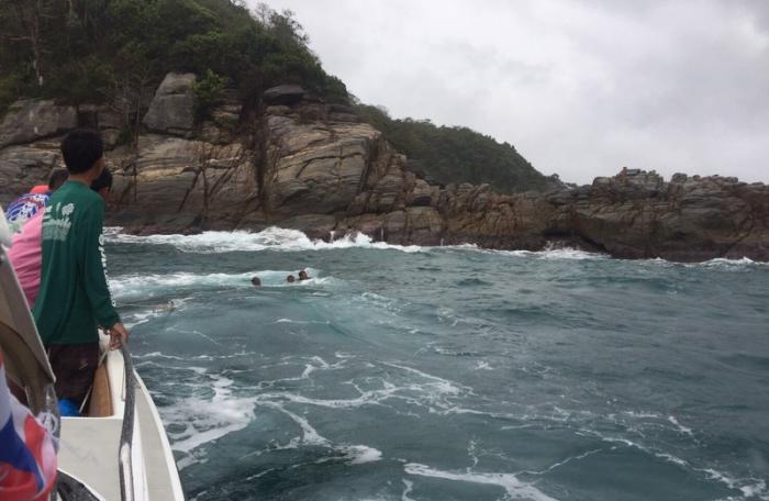 Four rescued after boat sinks in stormy weather