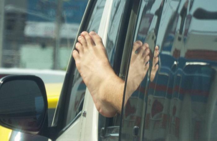 Photos of foot waving foreigner criticized in Phuket