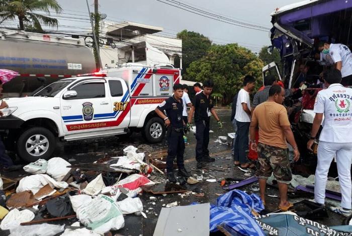 Phuket bus, six-wheeler in rainy head-on collision