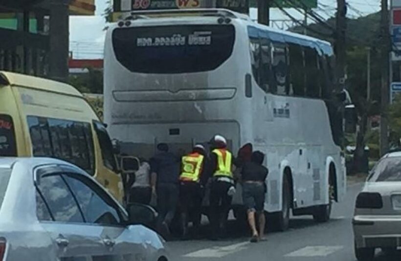 Phuket police, good Samaritans help ease traffic as another bus breaks down