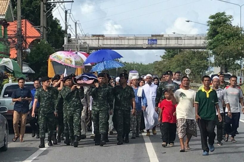 Phuket soldier killed yesterday by bomb in Pattani honored, buried here this morning