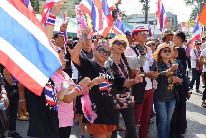 Phuket anti-government protesters break camp in face of martial law