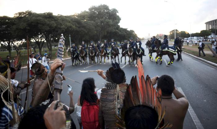 Thousands of Brazilians against World Cup spending