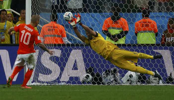 Argentina beat Dutch in shootout to reach final