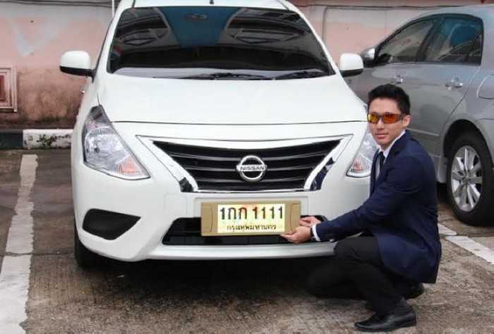 Car licence plate sells for record Bt25m