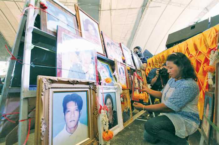 People flock to beaches to honour 2004 tsunami victims