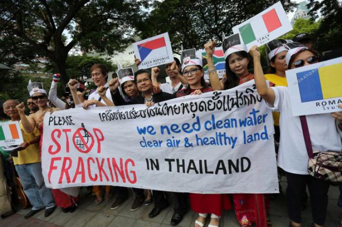 Anti-fracking protesters rally at US Embassy