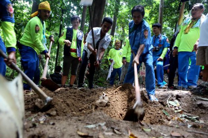 More graves found at second migrant camp in South