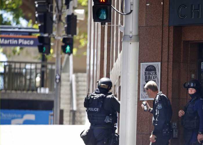 Hostages held in Sydney cafe, Islamic flag seen in window – local TV