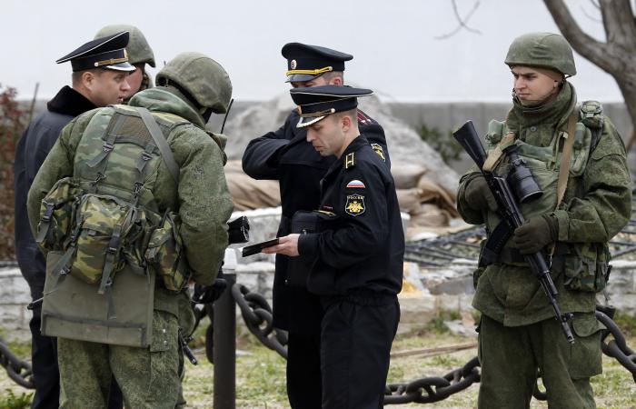 Phuket Gazette World News: Russian forces seize two Ukrainian bases in Crimea