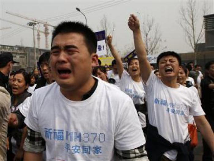 Phuket Gazette World News: Chinese families clash with police, slam Malaysia over lost plane