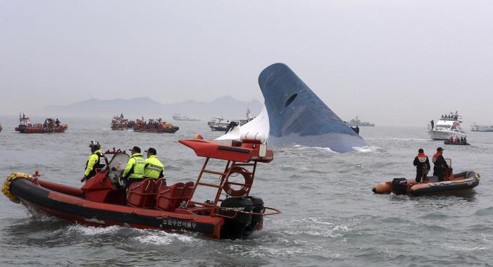 Phuket Gazette World News: More than 300 people missing after South Korean ferry sinks