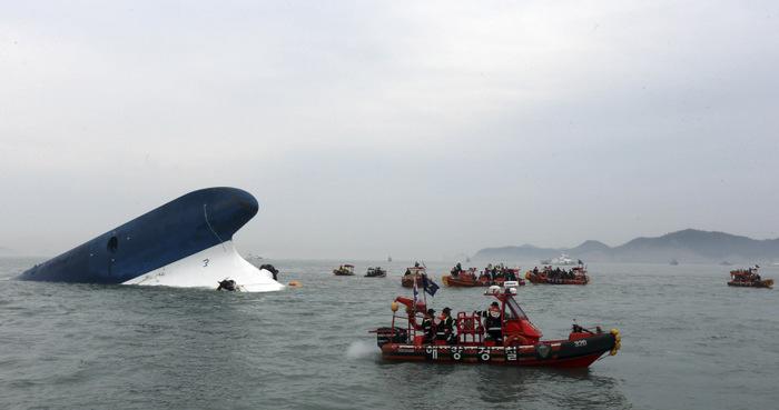 Phuket Gazette World News: Search continues for South Korea ferry sinking survivors