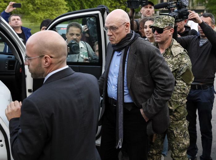 Ukraine rebels free Swedish hostage; Obama seeks unity against Russia