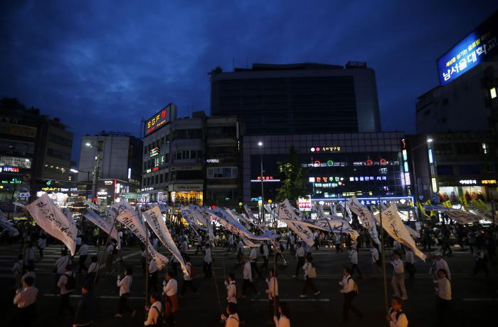 Families of South Korea ferry dead march on presidential palace