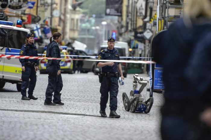 Would-be bomber causing Stockholm lock-down surrenders to police