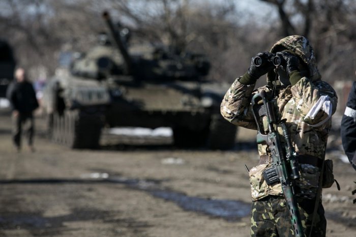 Ukrainian forces quit besieged town after rebel assault