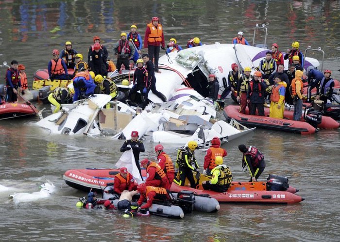 TransAsia plane crash in Taiwan leaves 31 dead, 12 missing