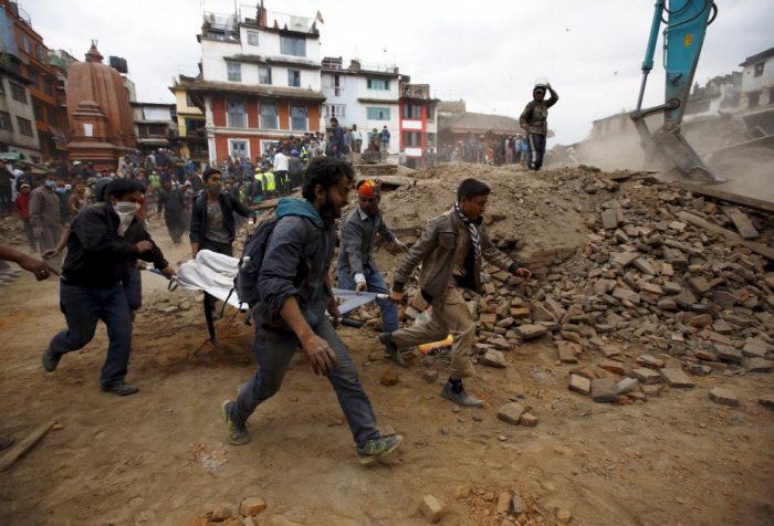 Nepalis flee aftershocks, quake dead reaches 3,700