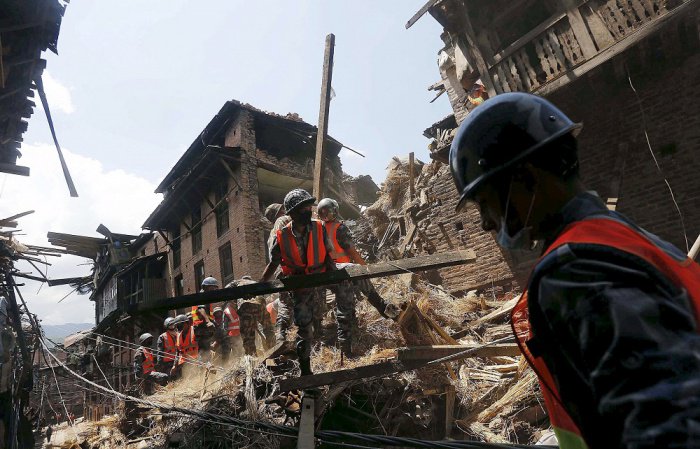 Nepal quake victims still stranded, PM says toll could be 10,000