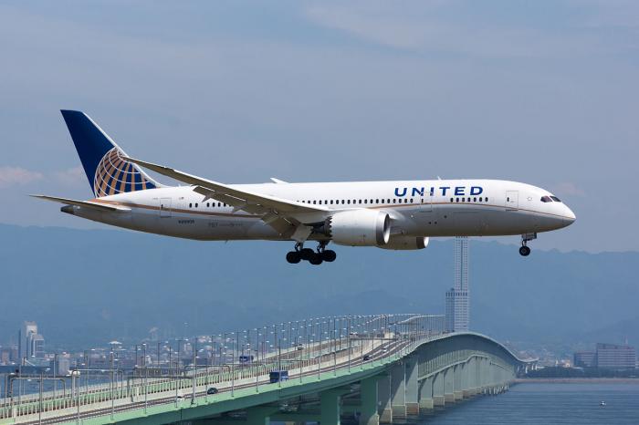 Social media uproar after United Airlines enforces ‘sexist’ rule