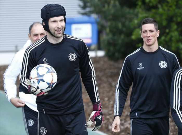 Mourinho hopes Cech stays despite losing Chelsea spot