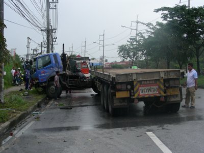 Semi-trailer jackknifes, causes 5km tailback