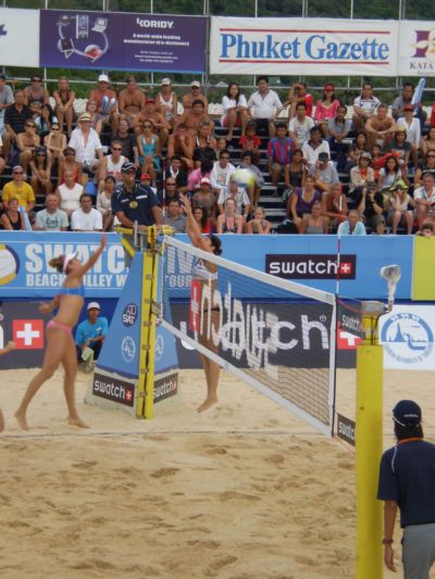 Americans dominate beach volleyball final