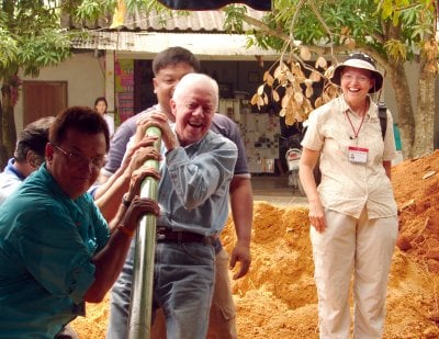 Jimmy Carter visits tsunami-struck village in Phuket