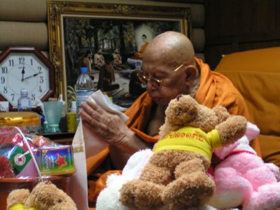 Luangpoo Supha, 114, blesses “safe teddies’