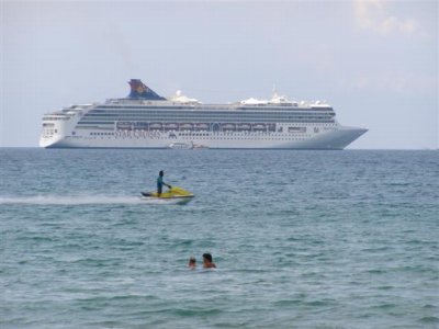 Officers befuddled by seaplanes in Patong