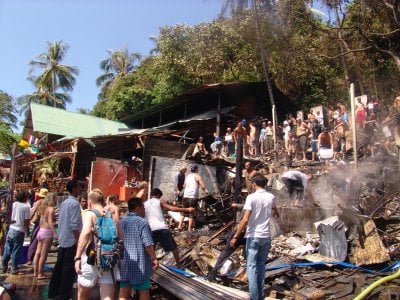 Fire destroys shops on Phi Phi