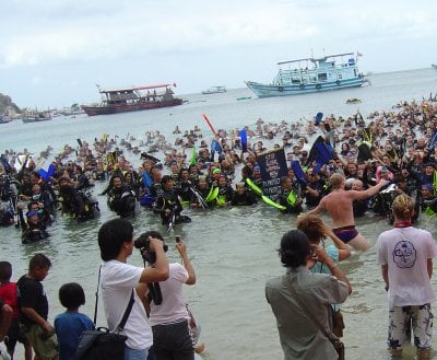 Divers break world record off Koh Tao