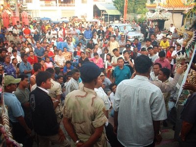 Mob blocks road in rent protest