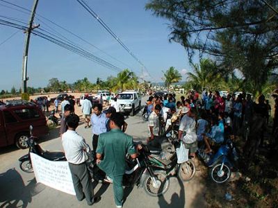 Beach chair protest falls on deaf ears