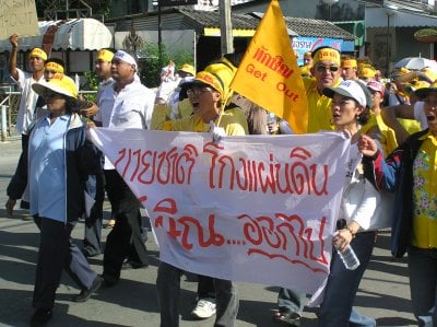 Anti-Thaksin protesters march through city