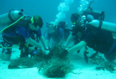 Divers help out on Earth Day