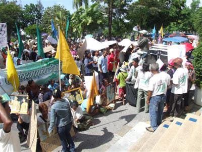 Poor communities protest at Provincial Hall