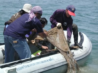 Divers retrieve 300m net from coral reef