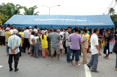 Angry mob blocks main road after crash death