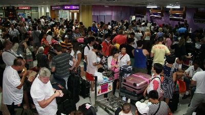 Thousands head home as airport re-opens