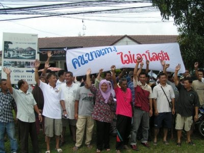 Cherng Talay locals protest Tesco-Lotus branch