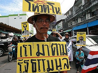 “Vote No’ rally takes to Phuket streets