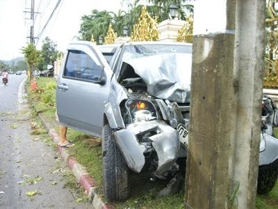 Driver plows Phuket trees, hits pole